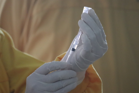Eine Spritze wird mit einem Impfpräparat gefüllt.