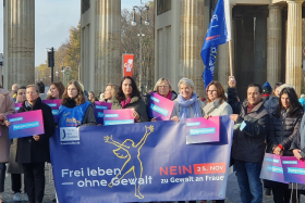 Zusammen mit TERRE DES FEMMES e.V. am Brandenburger Tor am 25. November 2022 | Zeichen setzen gegen Gewalt an Frauen.