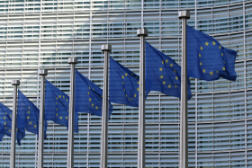 Wehende EU-Flaggen vor dem Sitz der Europäischen Kommission