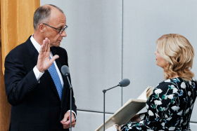 Der neue Bundeskanzler wird im Bundestag vereidigt. 
