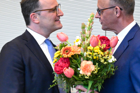 Friedrich Merz gratuliiert Jens Spahn zur Wahl als neuen Fraktionsvorsitzenden der CDU/CSU-Fraktion im Deutschen Bundestag,