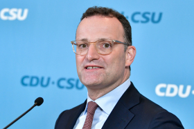 Foto von Jens Spahn während er ein Pressestatement vor der Fraktionssitzung abgibt