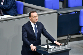 Foto von Jens Spahn am Rednerpult im Plenum des Deutschen Bundestags