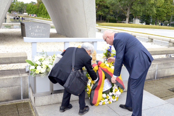 Volker Kauder legt einen Kranz am Mahnmal für die Atombombenopfer von Hiroshima nieder