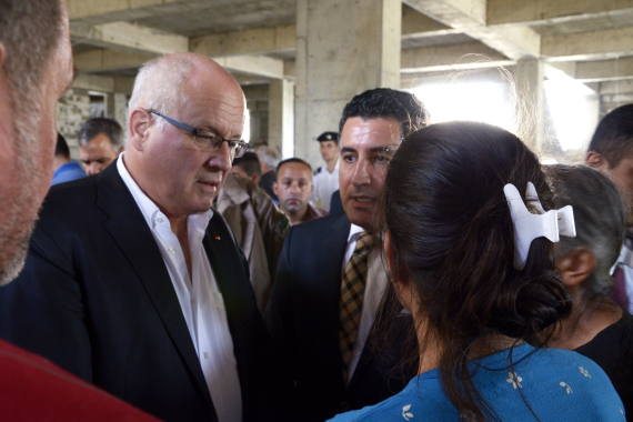 Volker Kauder im Gespräch mit christlichen Flüchtlingen in Erbil