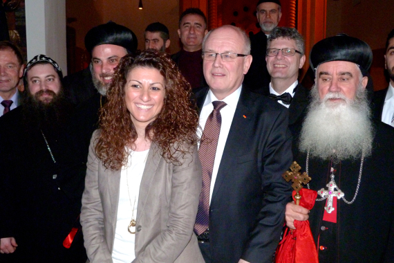 Erzbischof Philoxenus Nayis (3.v.l.), Volker Kauder und Erzbischof Hanna Aydin (rechts)