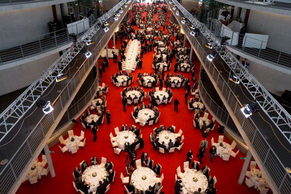 Im Paul-Löbe-Haus des Bundestages fand ein festliches Mittagessen für die Mitglieder beider Parlamente statt (Foto: Tobias Koch)