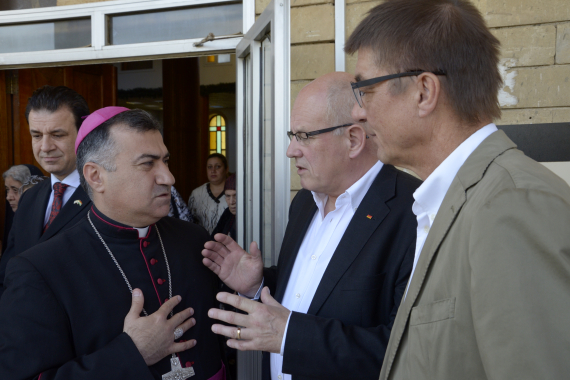 Volker Kauder und Andreas Schockenhoff (rechts) im Gespräch mit Erzbischof Warda (links)