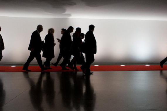 Auf dem Weg zum gemeinsamen Mittagessen: Durchgangstunnel zwischen Reichstagsgebäude und Paul-Löbe-Haus (Foto: Tobias Koch)