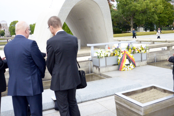 Michael Grosse-Brömer, Volker Kauder, Andreas Schockenhoff und Marie-Luise-Dött (v.l.) am Mahnmal für die Opfer des Atombombenabwurfs