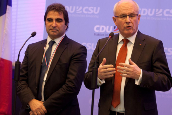 Volker Kauder begrüßt den Fraktionsvorsitzenden der französischen Schwesterpartei UMP, Christian Jacob im Fraktionssaal der CDU/CSU im Berliner Reichstag (Foto: Tobias Koch)