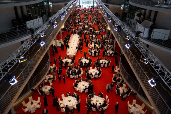 Im Paul-Löbe-Haus des Bundestages fand ein festliches Mittagessen für die Mitglieder beider Parlamente statt (Foto: Tobias Koch)