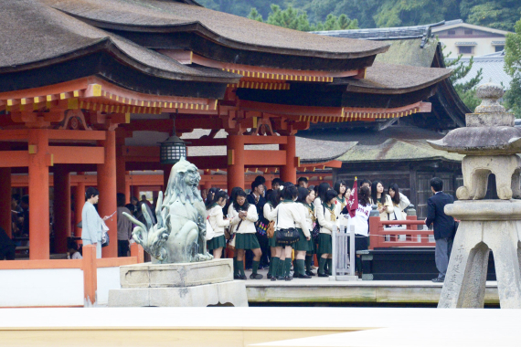 Schülerinnen und Schüler vor einer Tempelanlage