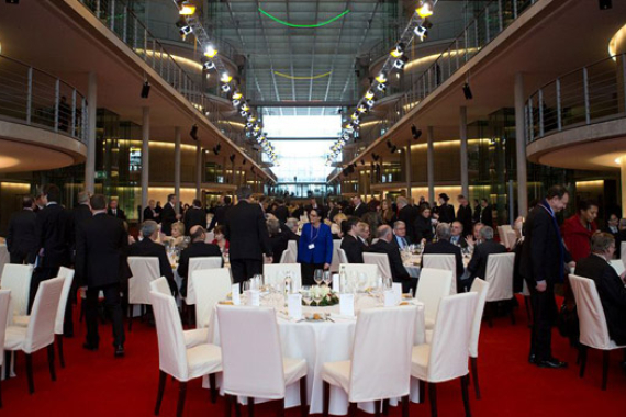 Im Paul-Löbe-Haus des Bundestages fand ein festliches Mittagessen für die Mitglieder beider Parlamente statt (Foto: Tobias Koch)