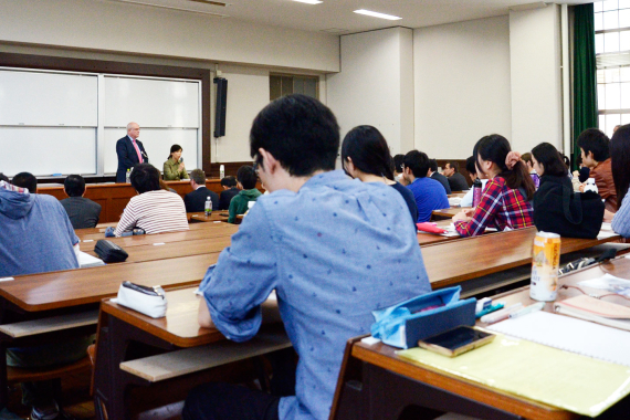 Volker Kauder während einer Rede vor Studenten der Universität Kobe