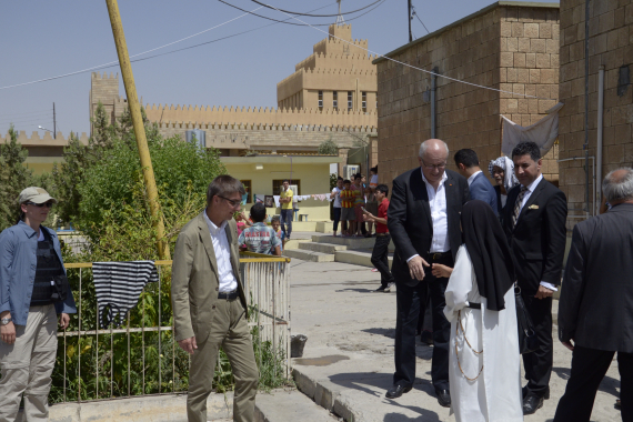Volker Kauder und Andreas Schockenhoff im Gespräch mit christlichen Flüchtlingen in Erbil im Nordirak