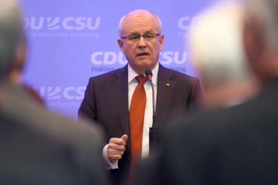 Volker Kauder begrüßt den Fraktionsvorsitzenden der französischen Schwesterpartei UMP, Christian Jacob im Fraktionssaal der CDU/CSU im Berliner Reichstag (Foto: Tobias Koch)