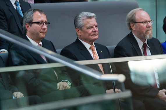 Ehrengäste: Alt-Bundespräsident Horst Köhler, Präsident des Bundesverfassungsgerichts Andreas Vorkuhle, Bundespräsident Joachim Gauck sowie die ehemaligen Bundestagspräsidenten Wolfgang Thierse und Rita Süssmuth 