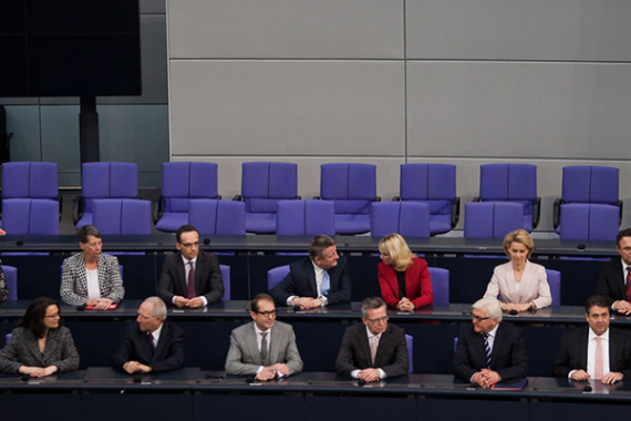 Die Mitglieder der Bundesregierung nehmen nach ihrer Vereidigung Platz auf der Regierungsbank