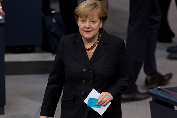 Angela Merkel mit Stimmkarte und Wahlausweis auf dem Weg zur Wahl 
