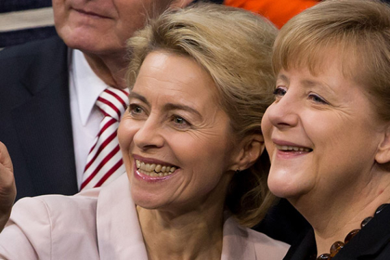 Ursula von der Leyen und Angela Merkel haben auf der Tribüne Gäste entdeckt 