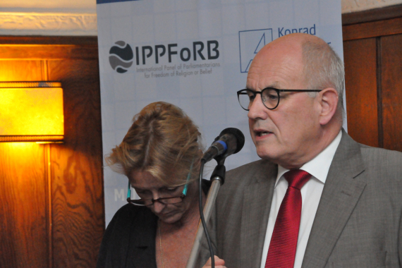 Volker Kauder spricht beim Empfang zum Auftakt der Konferenz