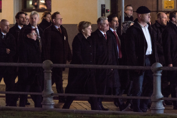 Bundeskanzlerin Angela Merkel und Bundespräsident Joachim Gauck auf dem Weg zur Kranzniederlegung vor der Französischen Botschaft