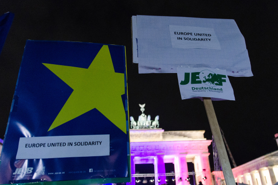 Solidaritätsbekundung mit Plakaten