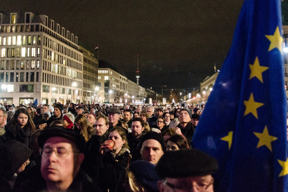 Der Zentralrat der Muslime lud zur Mahnwache auf dem Pariser Platz und dem Brandenburger Tor