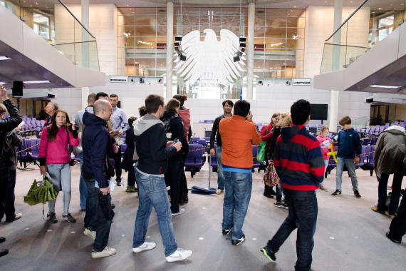 Besucher im Plenarsaal