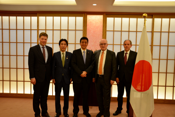 Stefan Heck MdB, japanischer Abgeordneter Minoru Kiuchi, Staatsminister im japanischen Außenministerium Nobuo Kishi, Volker Kauder und Gesandter Stephan Grabherr