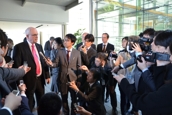 Volker Kauder mit japanischen Journalisten nach dem Gespräch mit Premierminister Abe
