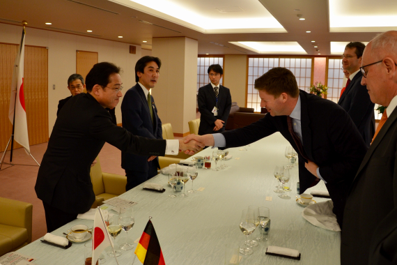 Japanischer Außenminister Fumio Kishida (vorne links)