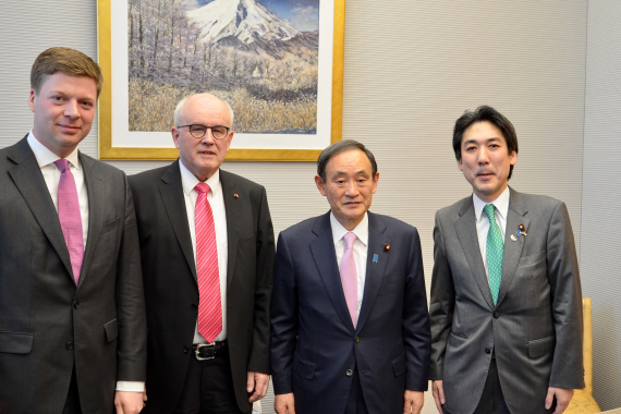 Stefan Heck MdB, Volker Kauder MdB, Suga und jap. Minoru Kiuchi (v.l.n.r.)