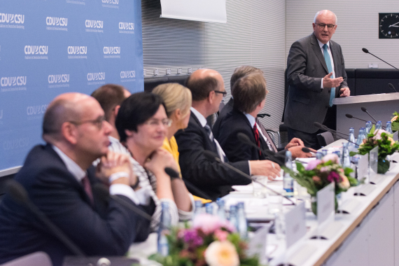 Volker Kauder am Podium beim Reformationskongress