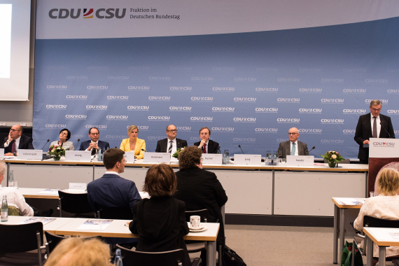 Blick zum Podium, Franz-Josef Jung, Volker Kauder, Thomas Rachel, Dr. Martin Dutzmann, Maria Grunwald, Prof. Michael Heinig, Christine Lieberknecht und Dr. Michael J. Inacker (v.l.n.r.)