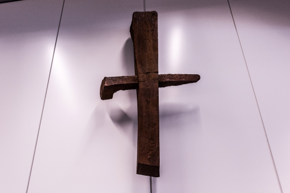 Kreuz im Fraktionssitzungssaal