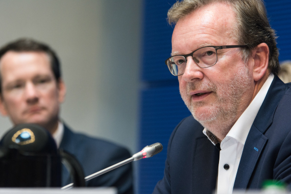 Bernhard Kaster beleuchtet die finanziellen Aspekte für die neu gewählten Abgeordneten