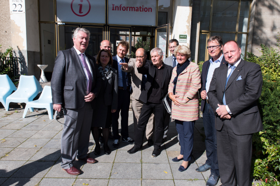 Gruppenfoto vor Stasi-Museum in Berlin Lichtenberg