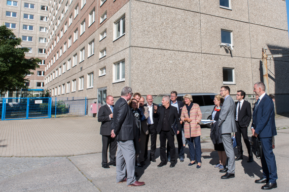 Gruppenfoto vor Stasi-Museum in Berlin Lichtenberg