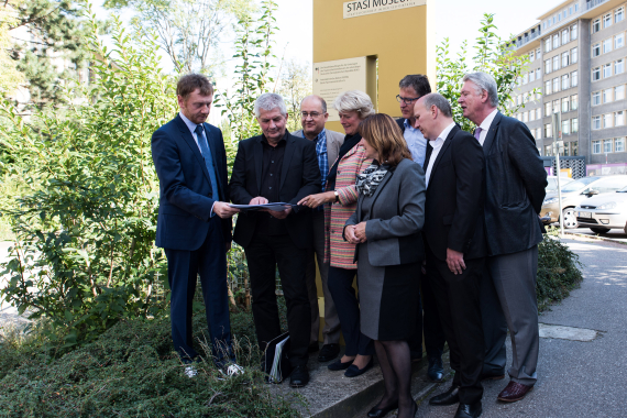 Gruppenfoto am Stasi-Museum in Berlin Lichtenberg