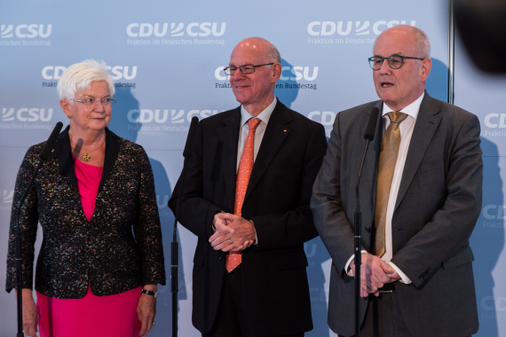 Gerda Hasselfeldt, Norbert Lammert und Volker Kauder bei der Geschenkübergabe