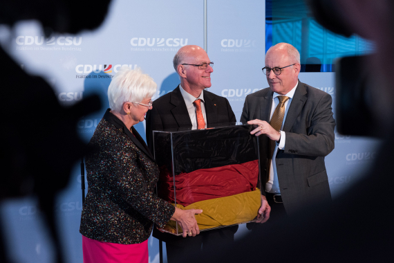 Gerda Hasselfeldt, Norbert Lammert und Volker Kauder bei der Geschenkübergabe