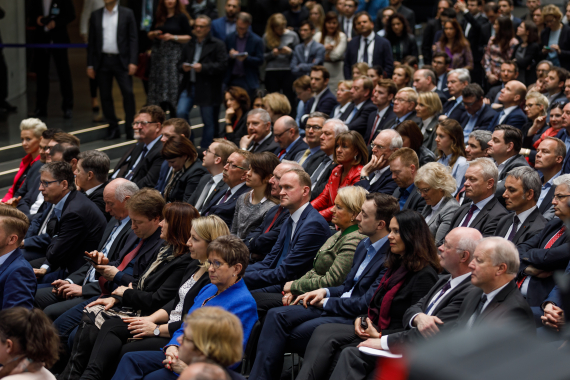 Mitglieder der CDU/CSU Bundestagsfraktion bei der Unterzeichnung des Koalitionsvertrages 