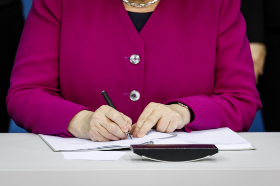 Angela Merkel unterschreibt den Koalitionsvertrag 19.WP