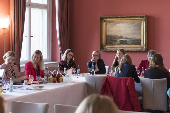 Schülerinnen des Girl´s Day bei der Sitzung der Gruppe der Frauen