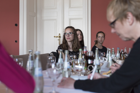 Schülerinnen des Girl´s Day bei der Sitzung der Gruppe der Frauen