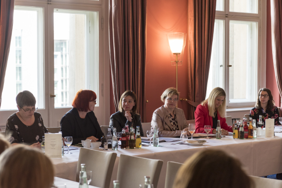 Schülerinnen des Girl´s Day bei der Sitzung der Gruppe der Frauen