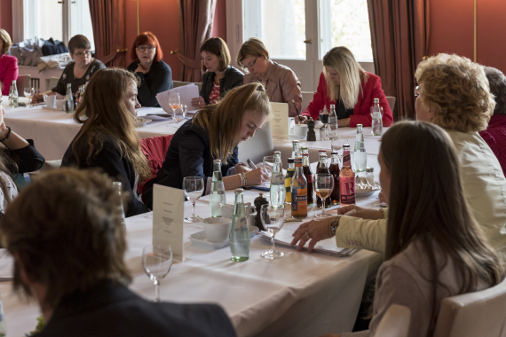 Schülerinnen des Girl´s Day bei der Sitzung der Gruppe der Frauen