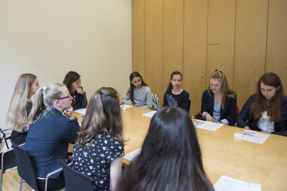 Yvonne Magwas MdB, Vorsitzende der Gruppe der Frauen, im Gespräch mit jungen Mädchen zum Girls' Day